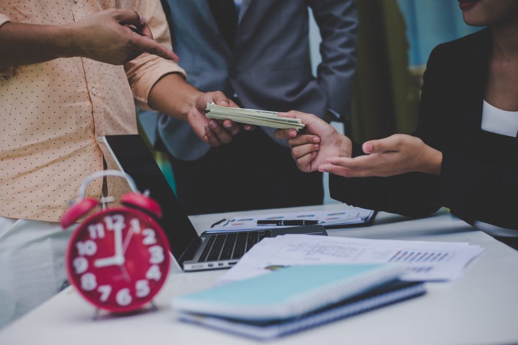 Colaboradores de uma empresa recebendo auxílio através do crédito consignado